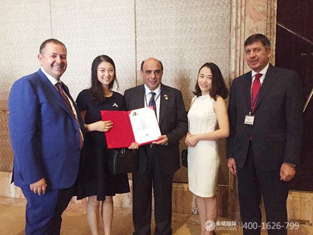 塞浦路斯政府高層與永銘國(guó)際總監(jiān)合影 塞浦路斯高官與永銘國(guó)際總監(jiān)合影